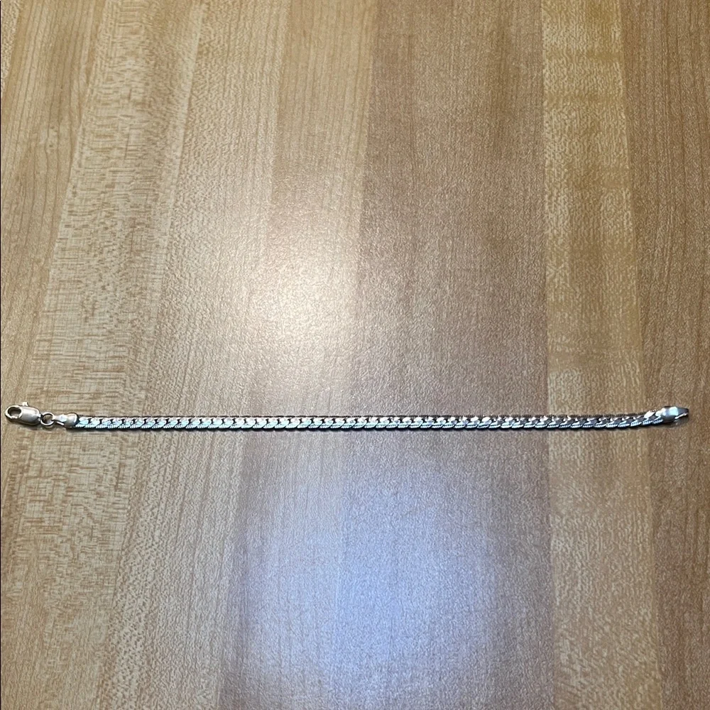 Elegant Silver Bracelet - Picture 4 of 6